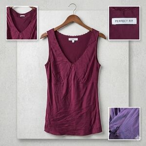 Wilfred Aritzia 100% Silk V-Neck Sleeveless Blouse in Berry